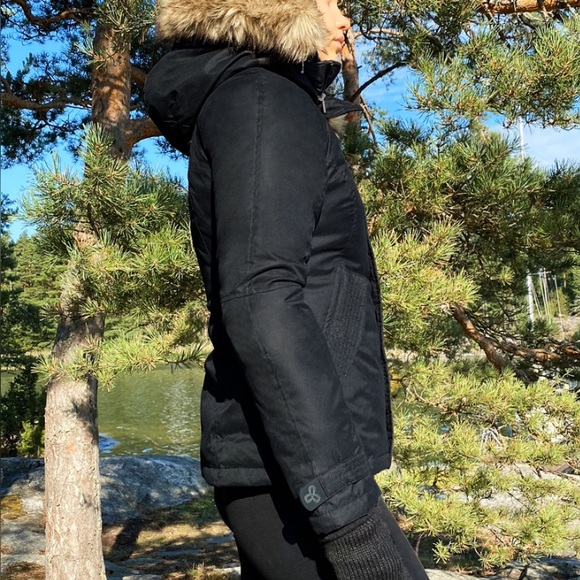 LIKE NEW ARITZIA SUMMIT PARKA - Picture 3 of 11